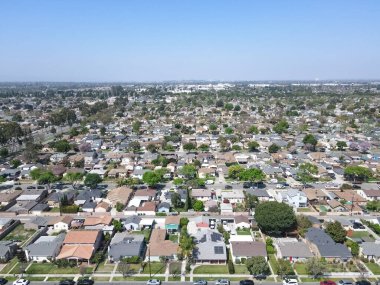 Lakewood 'un orta sınıf mahallesinin havadan görünüşü, Los Angeles County, Kaliforniya