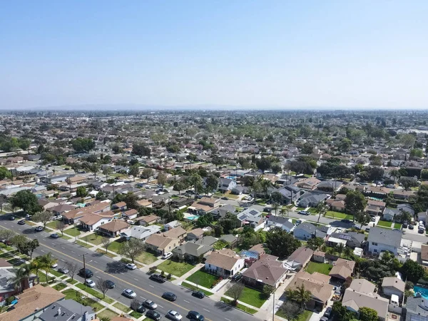 Légi kilátás Lakewood középosztály szomszédságában, város Los Angeles megye, Kalifornia — Stock Fotó