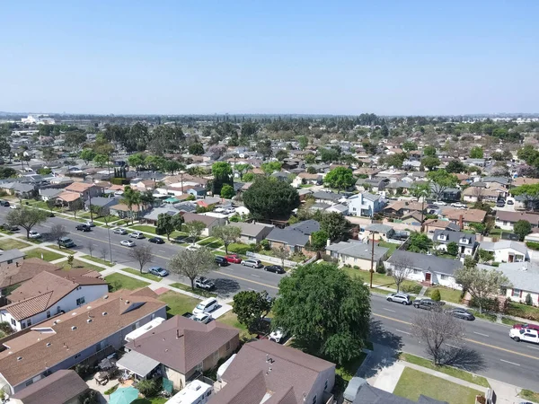 Lakewood 'un orta sınıf mahallesinin havadan görünüşü, Los Angeles County, Kaliforniya — Stok fotoğraf