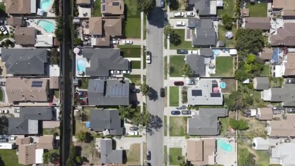 Αεροφωτογραφία της γειτονιάς της μεσαίας τάξης του Λέικγουντ, πόλη στο Λος Άντζελες, Καλιφόρνια — Αρχείο Βίντεο