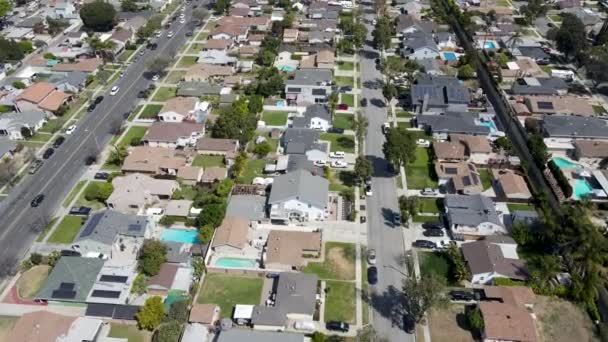 カリフォルニア州ロサンゼルス郡のレイクウッド中流階級の近所の空中ビュー — ストック動画