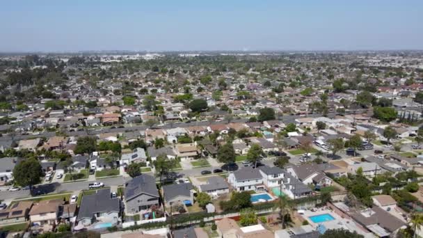 Vista aérea del barrio de clase media de Lakewood, ciudad en el condado de Los Ángeles, California — Vídeos de Stock