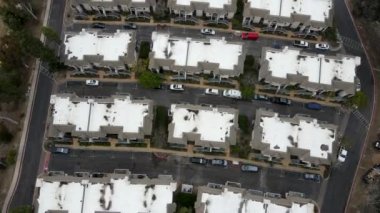 Orta sınıf konak ve San Diego 'daki konut manzaralı.