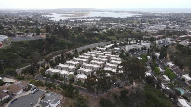 Vista aérea de adosado de clase media y condominios residenciales en San Diego — Vídeos de Stock