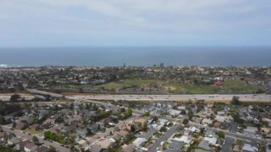 San Diego 'da Encinitas' taki otobanın hava görüntüsü