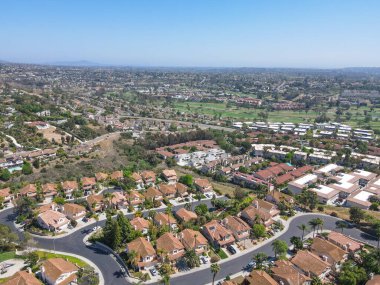 Carlsbad Vadisi 'ndeki orta sınıf büyük villaların hava manzarası.