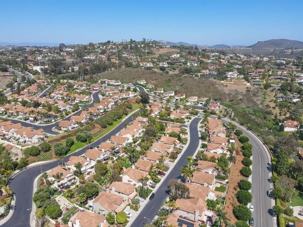 Veduta aerea delle grandi ville borghesi nella valle di Carlsbad — Foto Stock