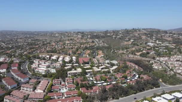 Vista aérea de grandes villas de clase media en el valle de Carlsbad — Vídeos de Stock