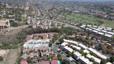 Carlsbad, San Diego 'da golflü evler ve apartman manzarası.