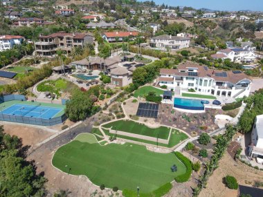 Kuzey San Diego Carlsbad Vadisi 'ndeki devasa pahalı malikanelerin hava manzarası.