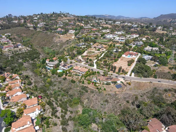 Luchtfoto van enorme dure herenhuizen in de vallei van Carlsbad, North County San Diego — Stockfoto