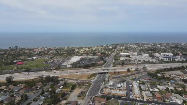 Vista aérea de la autopista en Encinitas con el océano en el fondo en el Condado de San Diego — Vídeos de Stock