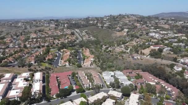 Vista aérea de villas grandes de classe média no vale de Carlsbad — Vídeo de Stock