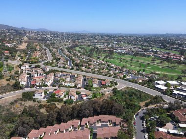Carlsbad, San Diego 'da golflü evler ve apartman manzarası.