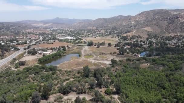 Luftaufnahme der Vorstadt Lakeside, San Diego, Südkalifornien, USA — Stockvideo