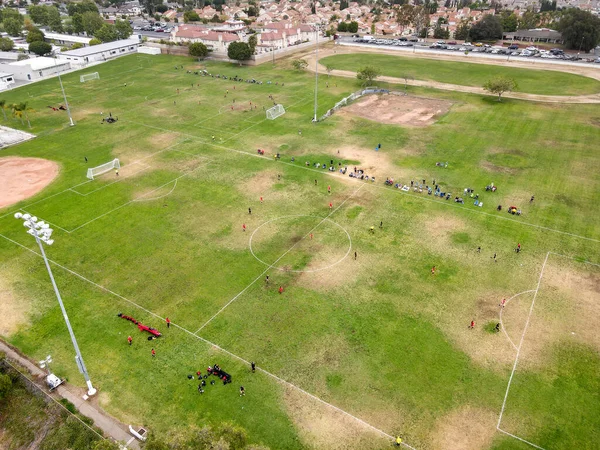 人と家族の応援を再生するサッカーのサッカー場の空中ビュー — ストック写真