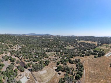 Julian arazisinin havadan görünüşü, tarihi altın madenciliği kasabası San Diego, California 'nın doğusunda yer alıyor.