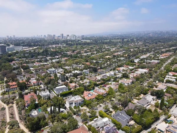 Vista aérea de Beverly Hills, California, Condado de Los Ángeles. Hogar de muchas estrellas de Hollywood. —  Fotos de Stock