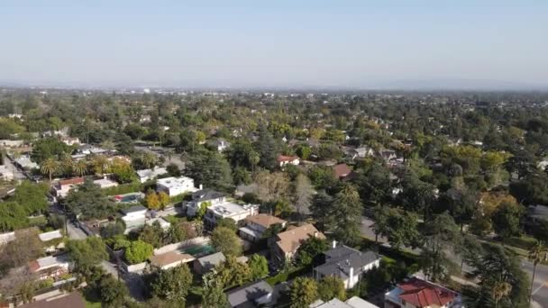 Aerial view above Pasadena neighborhood with mountain on the background. California — Stock Video