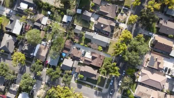 Aerial view above Pasadena neighborhood with mountain on the background. California — Stock Video