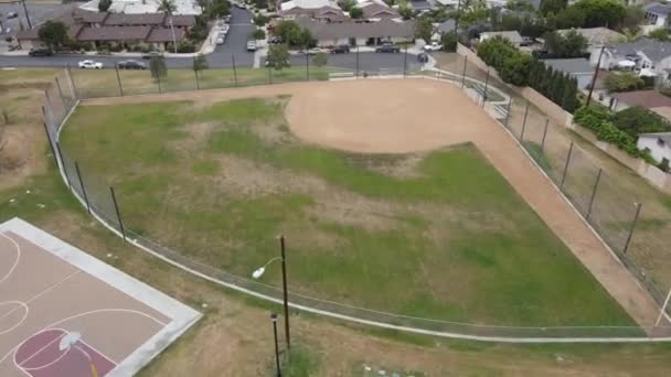 Flygfoto av kid nöjespark och baseball fält, kommunal park i Placentia, Kalifornien — Stockvideo