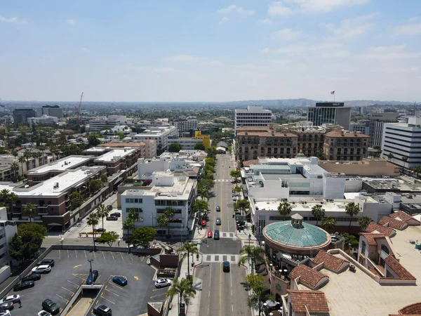 Widok z lotu ptaka na luksusową dzielnicę handlową Rodeo Drive w Beverly Hills, Los Angeles — Zdjęcie stockowe