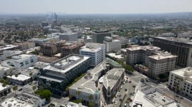 Beverly Hills, Los Angeles 'taki Rodeo Drive' ın lüks alışveriş alanının havadan görüntüsü.