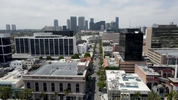 Aerial view of the luxury shopping area of Rodeo Drive in Beverly Hills, Los Angeles — Stock Video