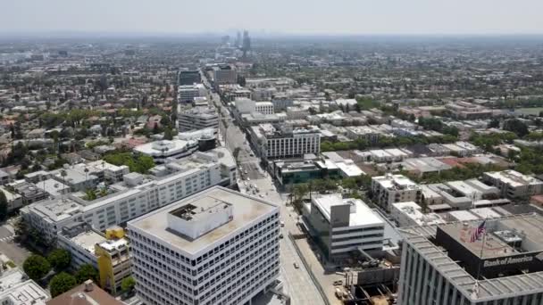 Letecký pohled na luxusní nákupní zónu Rodeo Drive v Beverly Hills, Los Angeles — Stock video