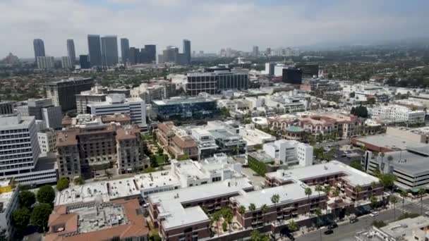 Luftaufnahme der luxuriösen Einkaufsstraße Rodeo Drive in Beverly Hills, Los Angeles — Stockvideo