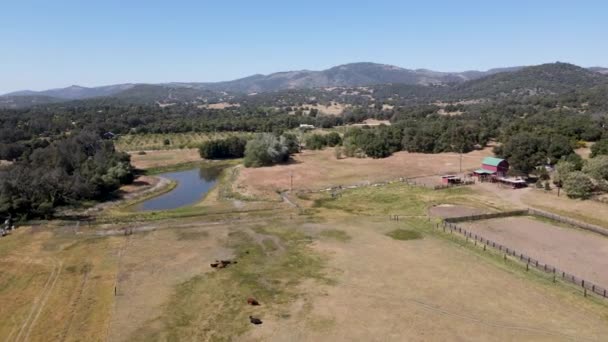 Letecký pohled na Julian pozemek, historické město těžby zlata se nachází na východ od San Diega, Kalifornie — Stock video