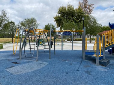Halk parkındaki çocuk parkı aktiviteleri. Kaydır, salla modern oyun bahçesinde