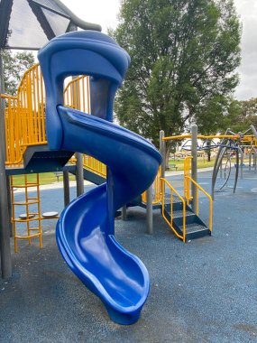 Halk parkındaki çocuk parkı aktiviteleri. Kaydır, salla modern oyun bahçesinde