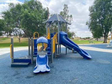 Halk parkındaki çocuk parkı aktiviteleri. Kaydır, salla modern oyun bahçesinde