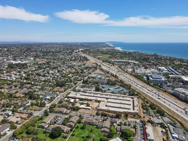 Luchtfoto van Encinitas met snelweg en oceaan op de achtergrond in San Diego, Californië — Stockfoto