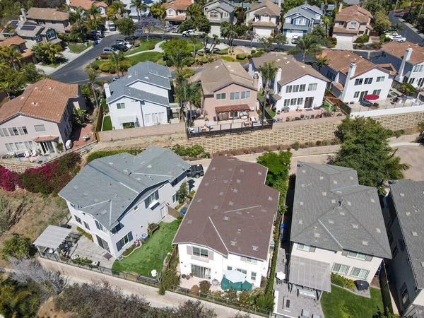 Encinitas, Kaliforniya 'nın zengin yerleşim kasabasındaki büyük ölçekli villanın havadan görünüşü — Stok fotoğraf