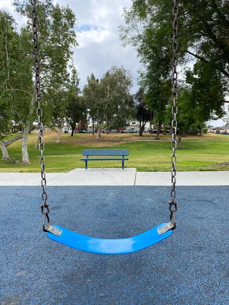 Balançoires dans les aires de jeux pour enfants dans le parc public. — Photo