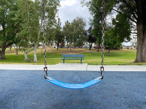 Columpios en el parque infantil actividades en el parque público. —  Fotos de Stock