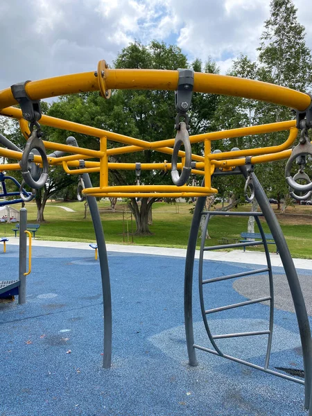 Kinderspielplätze im öffentlichen Park. Rutsche, Schaukel auf modernem Spielplatz — Stockfoto