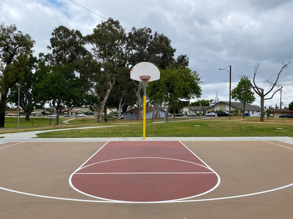 Instalaciones recreativas con cancha de baloncesto en parque residencial comunitario en Placentia — Foto de Stock