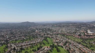 Rancho Bernardo 'da güneşli bir günde golf ve vadiyle çevrili yerleşim yerlerinin hava manzarası.