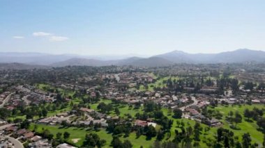 Rancho Bernardo 'da güneşli bir günde golf ve vadiyle çevrili yerleşim yerlerinin hava manzarası.