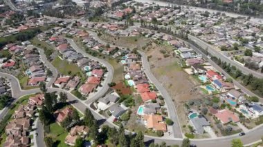 Rancho Bernardo 'daki yerleşim yerinin hava manzarası güneşli bir gün.