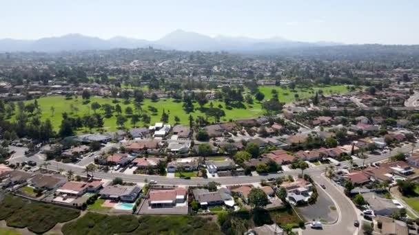 Flygfoto över bostadsområde omgivet av golf och dal under solig dag i Rancho Bernardo — Stockvideo