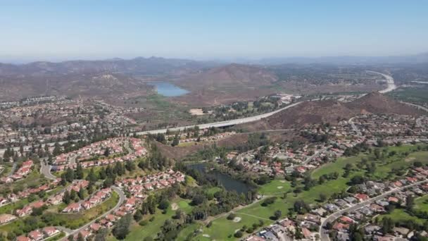 Rancho Bernardo阳光明媚的日子里被高尔夫球和山谷环绕的住宅区的空中景观 — 图库视频影像