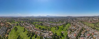 Rancho Bernardo 'da güneşli bir günde golf ve vadiyle çevrili yerleşim yerlerinin hava manzarası.