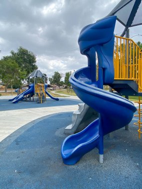 Halk parkındaki çocuk parkı aktiviteleri. Kaydır, salla modern oyun bahçesinde