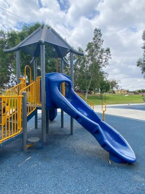 Halk parkındaki çocuk parkı aktiviteleri. Kaydır, salla modern oyun bahçesinde