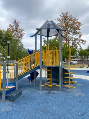 Halk parkındaki çocuk parkı aktiviteleri. Kaydır, salla modern oyun bahçesinde
