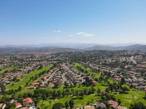 Luchtfoto van woonwijk omgeven door golf en vallei tijdens zonnige dag in Rancho Bernardo — Stockfoto